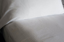Load image into Gallery viewer, SET ROPA DE CAMA - T250 T-STRIPE 60/40 - T/QUEEN - BLANCO CON FRANJA SATÍN