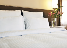 Load image into Gallery viewer, SET ROPA DE CAMA - T250 T-STRIPE 60/40 - T/QUEEN - BLANCO CON FRANJA SATÍN