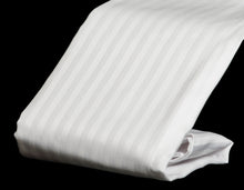 Load image into Gallery viewer, SET ROPA DE CAMA - T250 T-STRIPE 60/40 - T/QUEEN - BLANCO CON FRANJA SATÍN
